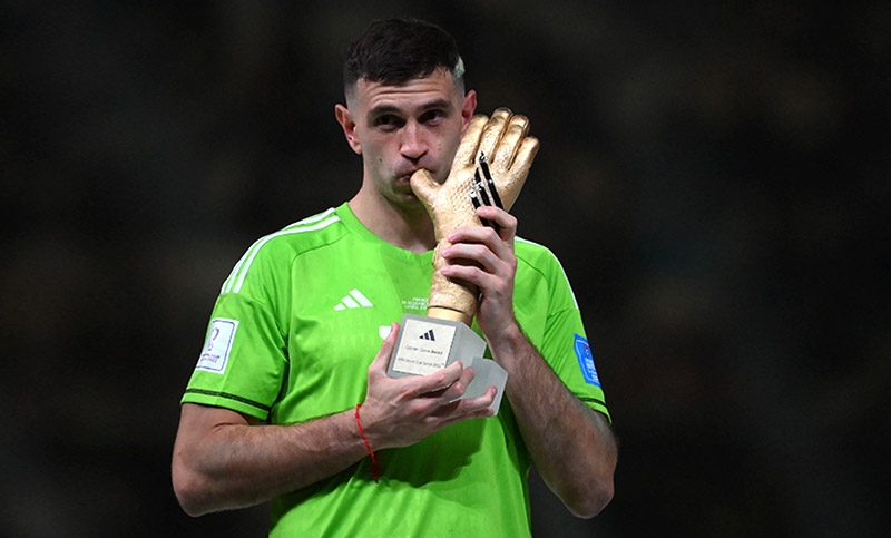 Martinez explains vulgar moment with Golden Glove award