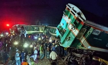 Head-on collision between two trains leaves 40 injured in Comilla