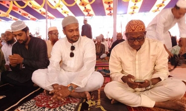 Shakib joined Eid prayer with his father